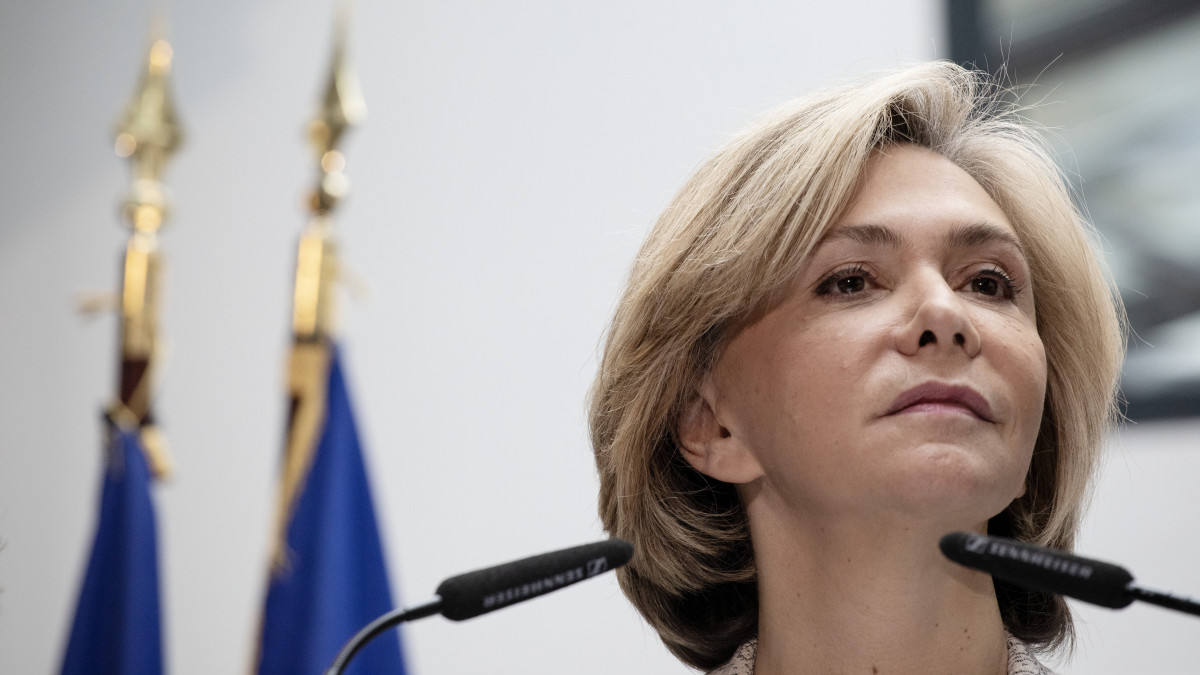 Valérie Pécresse, a jobbközép Köztársaságiak elnökjelöltje a párizsi kampányközpontjában tartott sajtóértekezleten 2022. január 8-án. Az elnökválasztás első fordulóját április 10-én rendezik Franciaországban.
