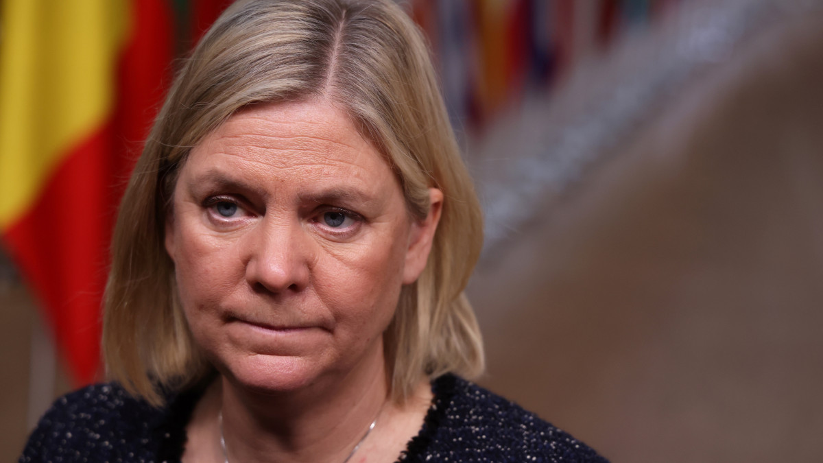 Magdalena Andersson svéd miniszterelnök nyilatkozik az Európai Unió brüsszeli csúcsértekezletére érkezőben 2021. december 16-án.