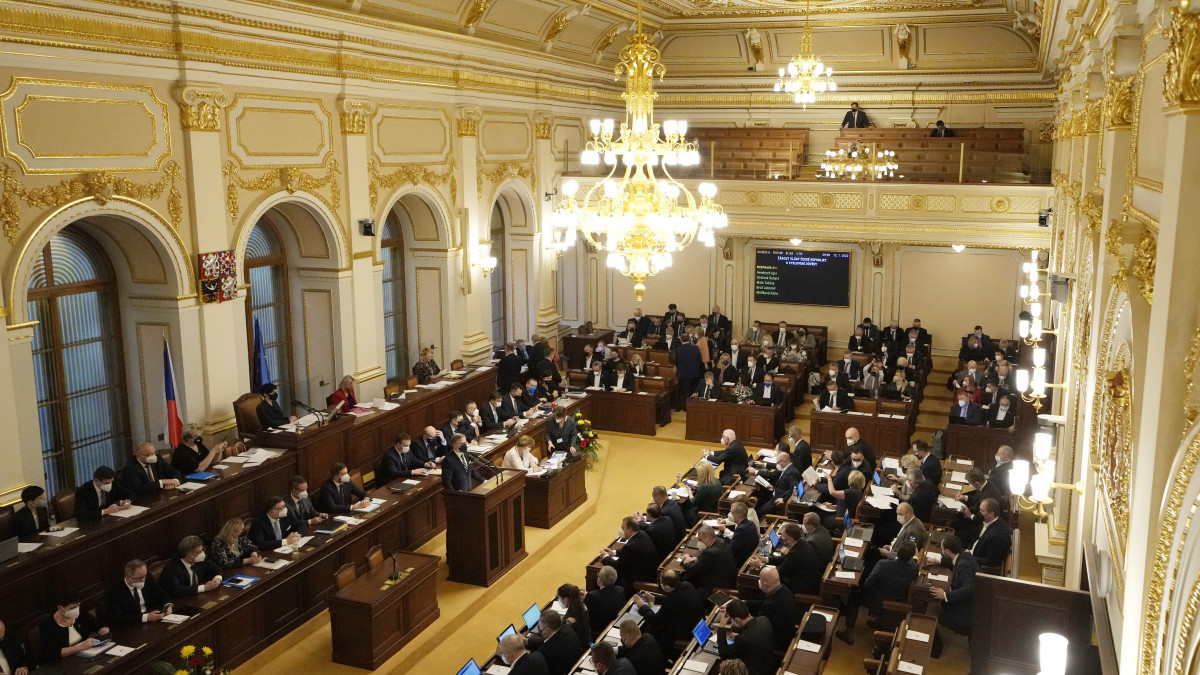 Történelmi hosszúságú ülésen szavazott bizalmat az új kormánynak a cseh képviselőház