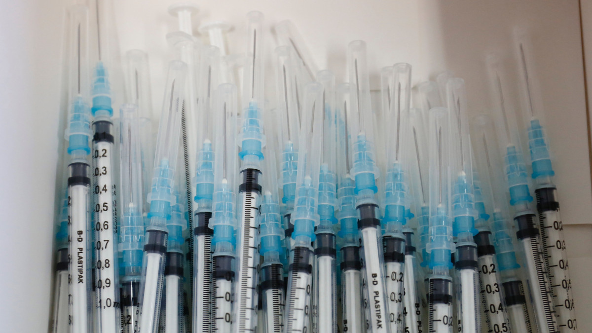 A német-amerikai fejlesztésű Pfizer-BioNTech koronavírus elleni oltóanyag, a Comirnaty-vakcina fecskendőkben előkészítve az oltáshoz a Kanizsai Dorottya Kórházban 2022. január 15-én.