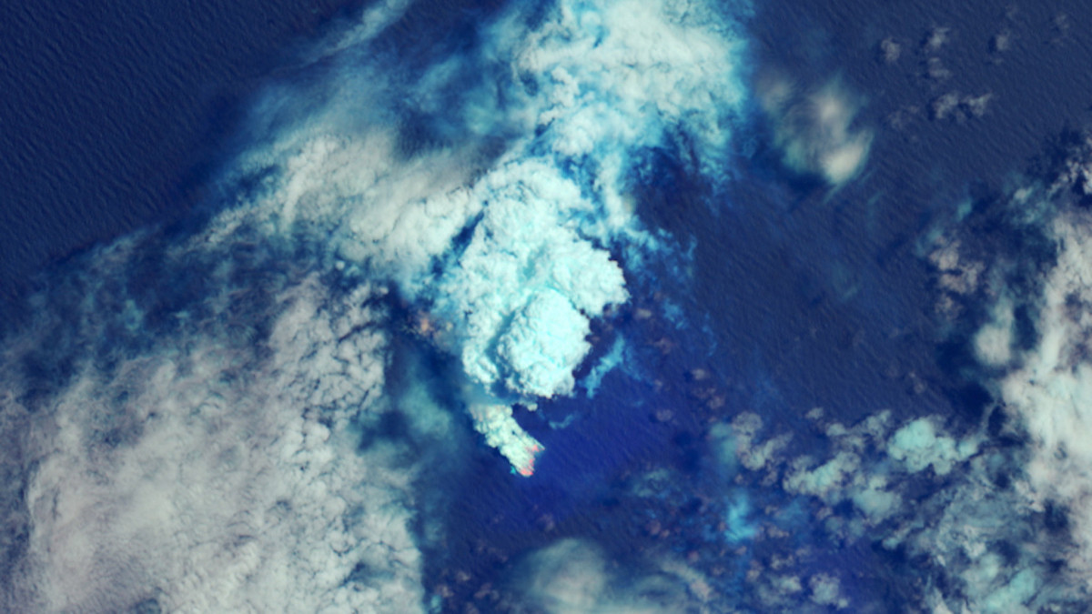Az amerikai űrkutatási hivatal, a NASA Földi Obszervatóriuma által 2019. október 16-án készített és november 28-án közreadott műholdfelvétel egy tengeralatti vulkánkitörésről a Tonga-szigetcsoport közelében. Kitörésével az egyik apró sziget elmerült, egy másik, az előzőnél háromszor nagyobb viszont kiemelkedett a vízből. A helyi geológiai szolgálat szerint új sziget mintegy 100 méter széles, 400 méter hosszú, és alig 120 méterre fekszik elsüllyedt elődétől, a Lateiki-szigettől. Az új sziget egy 18 napig tartó víz alatti vulkanikus tevékenység és földrengések sorozata után emelkedett a felszínre.