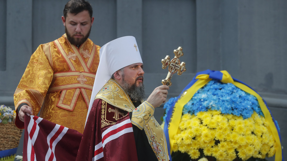 Jepifanyij metropolita, az egyesített ukrán ortodox egyház vezetője istentiszteletet tart a Kijevi Rusz (Nagyfejedelemség) népe megkeresztelésének 1032. évfordulója alkalmából a Nagy (Szent) Volodimir kijevi nagyfejedelemről elnevezett hegyen, Kijevben 2020. július 28-án. Nagy Volodimir 988-ban kötelezte népét az új vallás, a bizánci rítusú kereszténység felvételére és tömegesen kereszteltette meg alattvalóit a Dnyeper vizében. A 9. század végén létrejött Kijevi Rusz vagy Kijevi Nagyfejedelemség a kelet-európai térség első szervezett állama volt, magában foglalta a keleti szláv törzseket, Oroszország, Ukrajna és Fehéroroszország elődállamának tekintik.