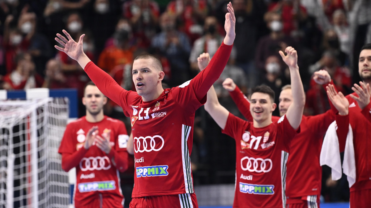 A mérkőzés legjobbjának választott Máthé Dominik a magyar-szlovák közös rendezésű férfi kézilabda Európa-bajnokság B csoportjában játszott Magyarország - Portugália mérkőzés végén a budapesti MVM Dome-ban 2022. január 16-án. A magyar válogatott 31-30-ra győzött.