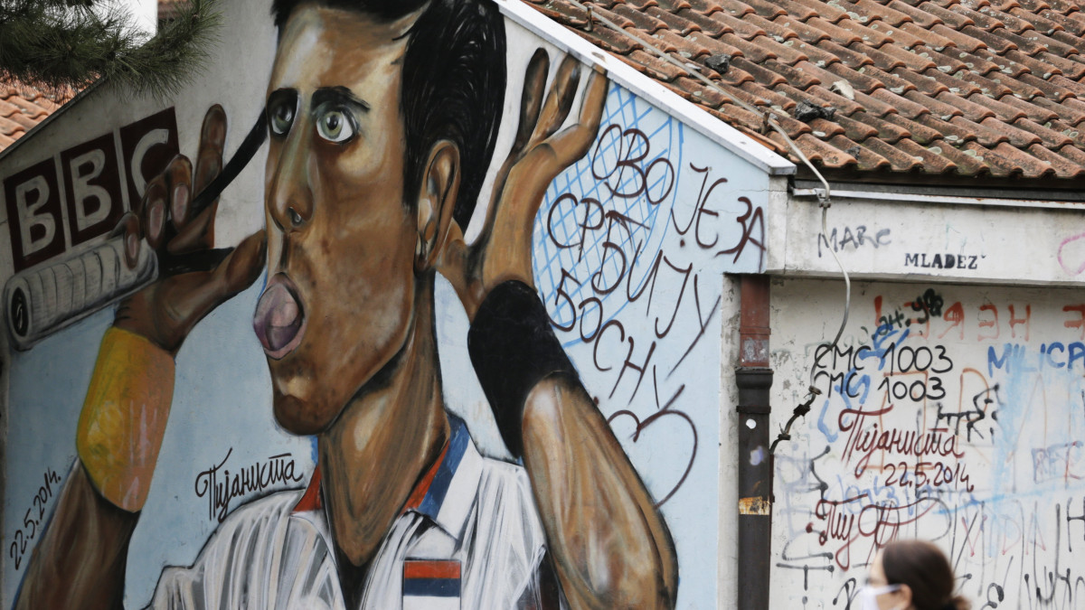Novak Djokovic szerb teniszcsillagot ábrázoló festmény egy belgrádi házfalon 2022. január 6-án. A melbourne-i ausztrál nemzetközi teniszbajnokságra érkező, ott kilencszer győztes Djokovictól az ausztrál hatóságok megtagadták a belépési engedélyt az országba feltehetőleg azzal az indokkal, hogy a teniszező nem bizonyította a koronavírus elleni beoltottságát, illetve azt, hogy akut egészségi problémája nem teszi lehetővé a beoltását.