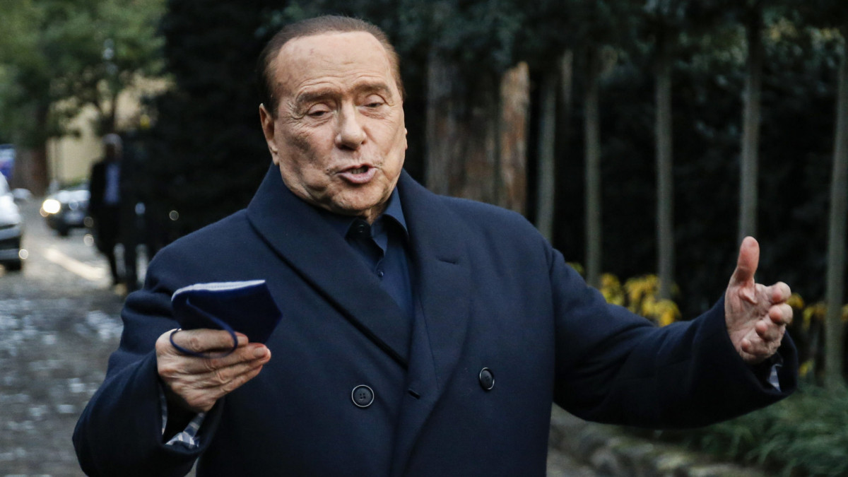 Silvio Berlusconi volt olasz miniszterelnök, a Forza Italia párt vezetője nyilatkozik a jobbközép pártok csúcstalálkozója után a római Villa Grandénál 2021. december 23-án.