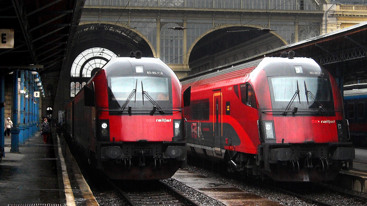 Az osztrák vasúttársaság (ÖBB) München, Wien és a magyar főváros között közlekedő gyorsjáratú Railjet szerelvényei a Keleti pályaudvaron.     MTVA/Bizományosi: Jászai Csaba  *************************** Kedves Felhasználó!