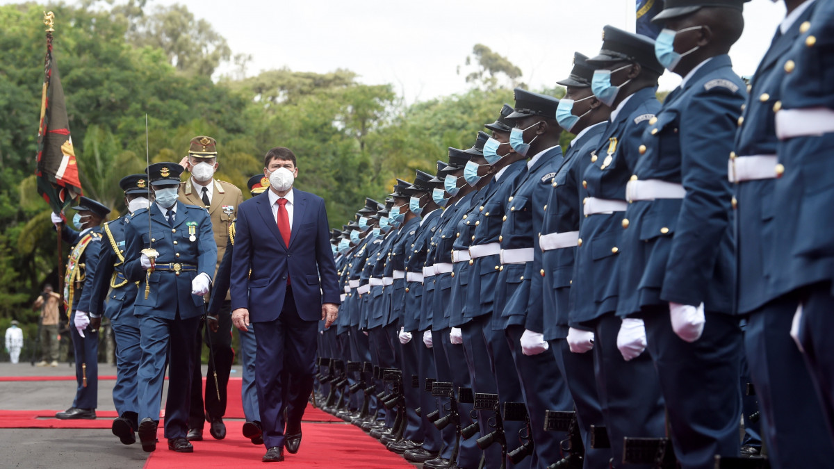 Katonai tiszteletadással fogadják Áder János köztársasági elnököt Nairobiban, az elnöki palota előtt 2022. január 17-én. Mögötte főhadsegédje, Kun Szabó István vezérőrnagy (j2).