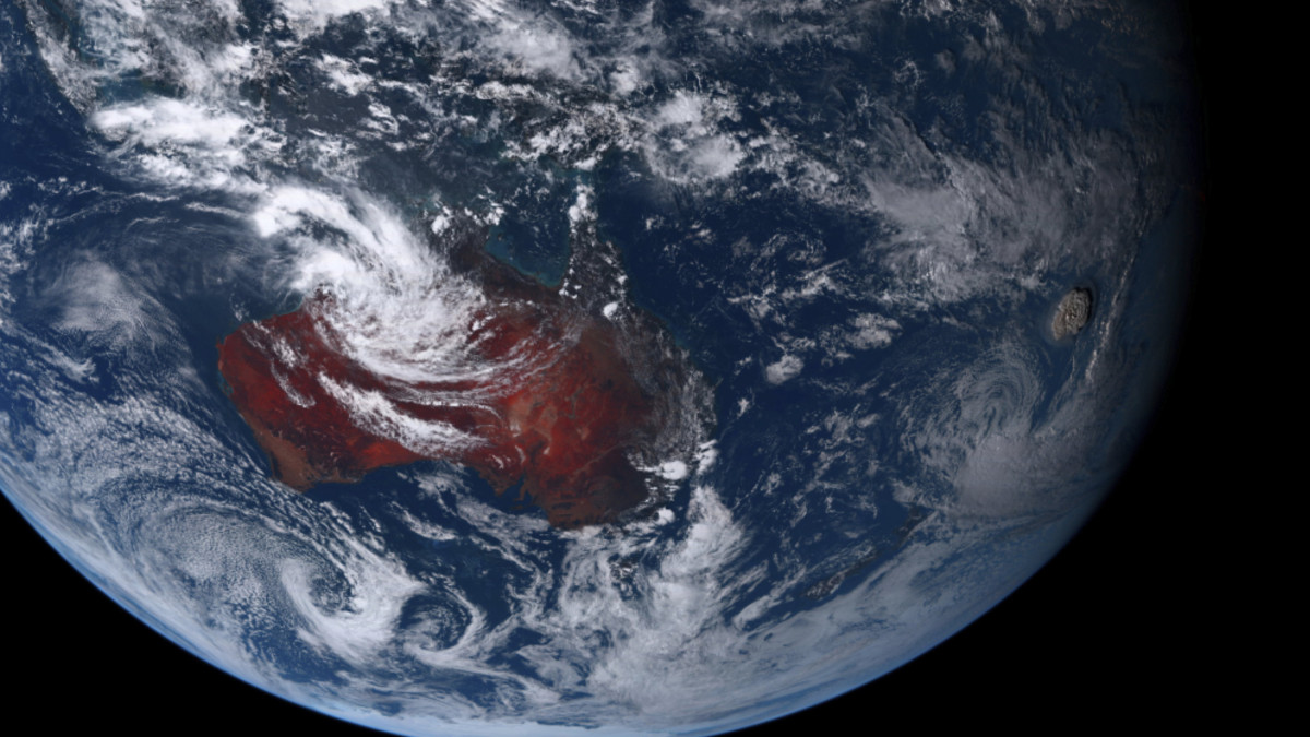 A Japán Meteorológiai Ügynökség Himavari-8 nevű időjárási műholdja által készített, a japán Nemzeti Információs és Kommunikációs Technológiai Intézet (NICT) által közreadott kép egy tenger alatti vulkán kitöréséről (j, középen) a Csendes-óceán déli térségében fekvő Tonga közelében 2022. január 15-én. Az ausztrál meteorológiai szolgálat szerint 1,2 méteres cunamit figyeltek meg Tonga fővárosában, Nukualofában.