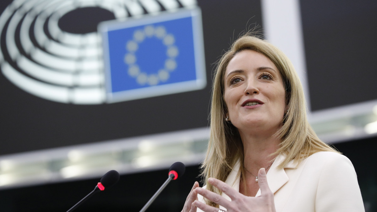 Roberta Metsola, az Európai Parlament megbízott elnöke felszólal az Európai Parlament plenáris ülésén Strasbourgban 2022. január 18-án.