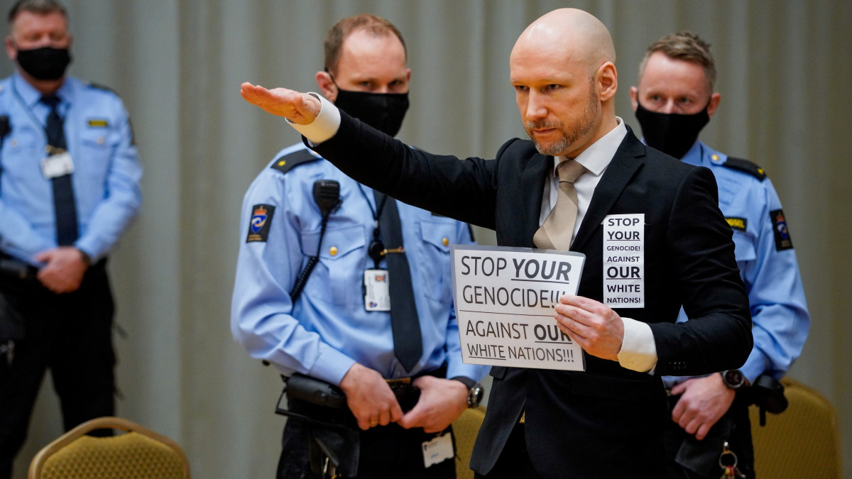 A 2011. július 22-i norvégiai terrortámadások miatt huszonegy éves börtönbüntetését töltő Anders Behring Breivik náci köszöntésre lendíti karját a skieni börtön bírósági tárgyalótermében 2022. január 18-án. A 77 ember meggyilkolásáért elítélt norvég szélsőjobboldali Breivik bírósági meghallgatása a mai napon kezdődik, miután több mint tízévi börtön után a szabadon bocsátásáért folyamodott.