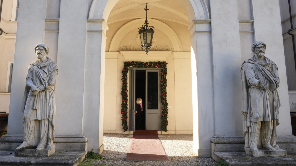 A római Casino dellAurora villa bejárata 2022. január 18-án. A villában található Caravaggio egyetlen mennyezeti falfestménye, amely Francesco Maria Del Monte bíboros rendelésére készült a 16. században. Az épület elárverezése félmilliárd eurós kikiáltási áron kezdődött volna a hónap folyamán, de a bíróság örökösödési vita miatt felfüggesztette az aukciót.