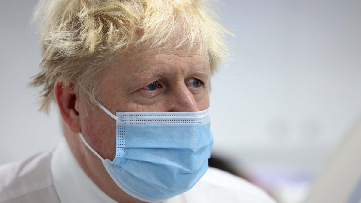 Boris Johnson brit miniszterelnök látogatást tesz az észak-londoni Finchley Memorial Kórházban 2022. január 18-án.
