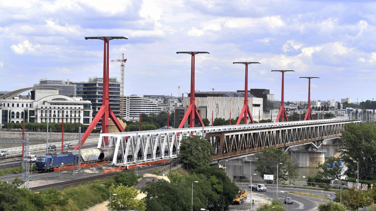 A Rákóczi híd és az újjáépülő déli összekötő vasúti híd a Mol épülő székházából fotózva 2021. augusztus 3-án.