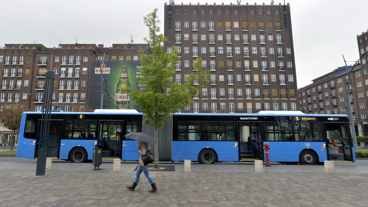 Egy Modulo M168D csuklós autóbusz áll a Deák téri autóbuszmegállóban, Budapesten 2016. április 27-én. A tervek szerint 75 darab Modulo M168D állna forgalomba a fővárosban.