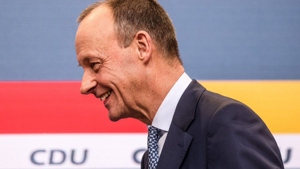 A német Kereszténydemokrata Unió (CDU) belső szavazásán a párt elnökének megválasztott Friedrich Merz a párt berlini székházában tartott sajtótájékoztatón 2021. december 17-én.