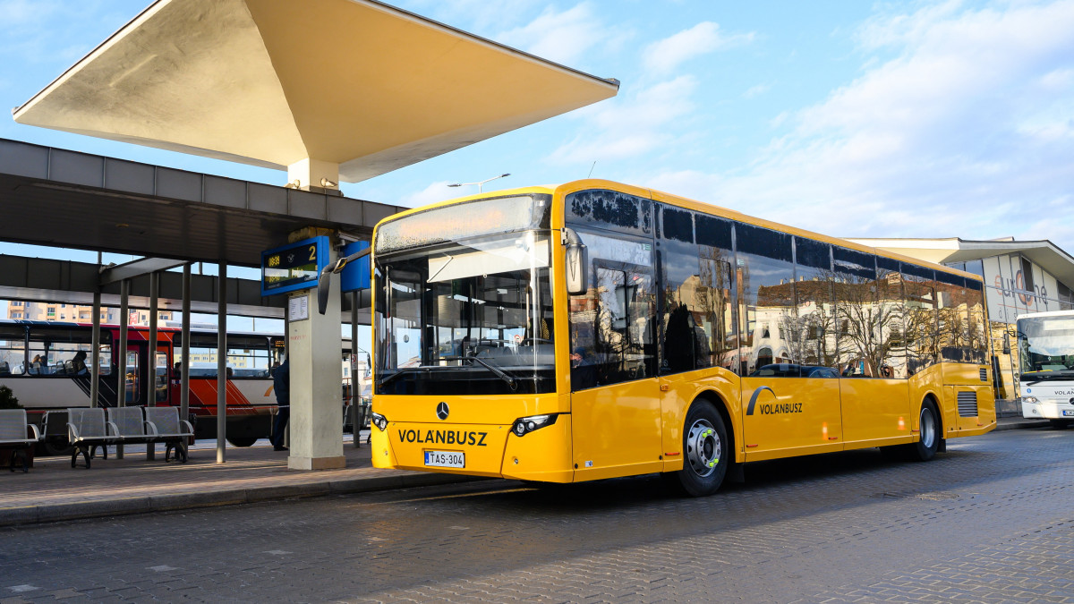 Mercedes-Benz REFORM 501 LE szóló típusú autóbusz a székesfehérvári autóbuszállomáson az új buszok bemutatóján 2022. január 20-án. A Volánbusz járműfiatalítási programja egyik legnagyobb egyidejű beszerzésének eredményeként több mint félezer új autóbusz áll munkába 2022 első feléig.
