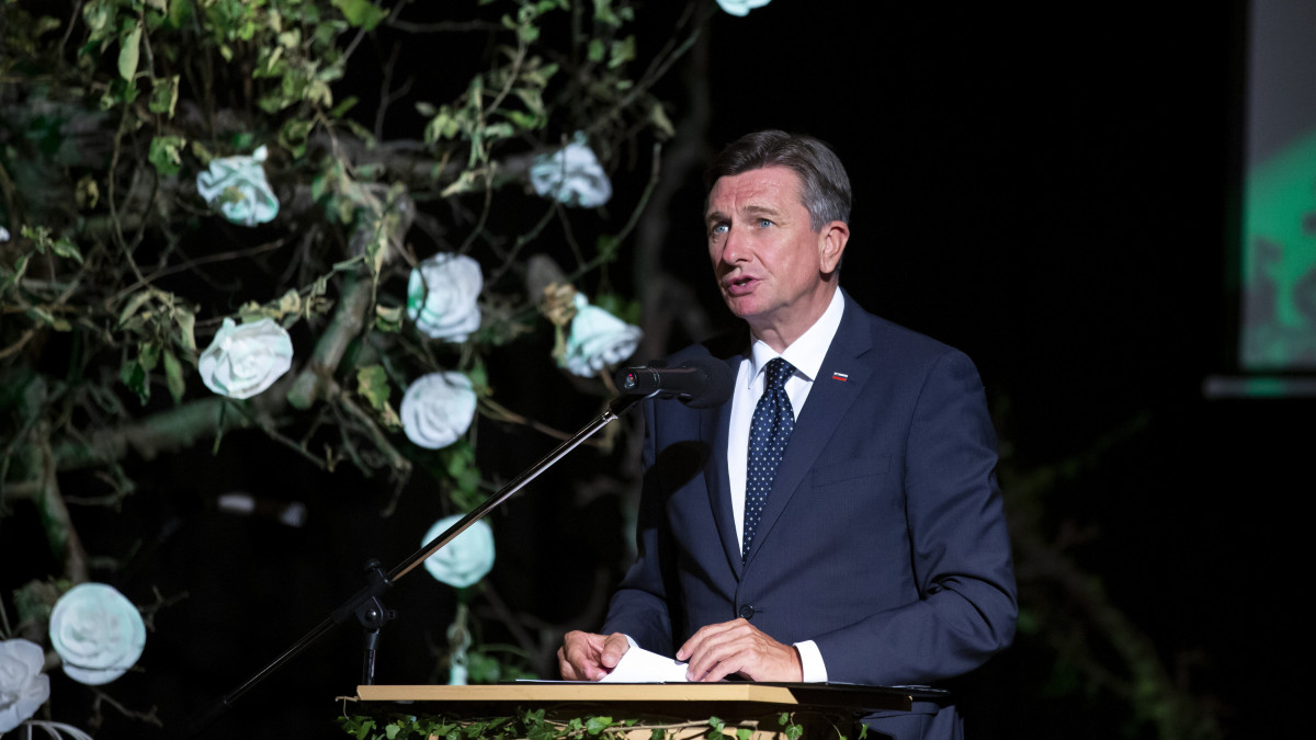 Borut Pahor szlovén államfő beszédet mond a Magyarországi Szlovének Szövetségének 30 éves jubileumi ünnepségén a szentgotthárdi színházban 2021. szeptember 4-én.