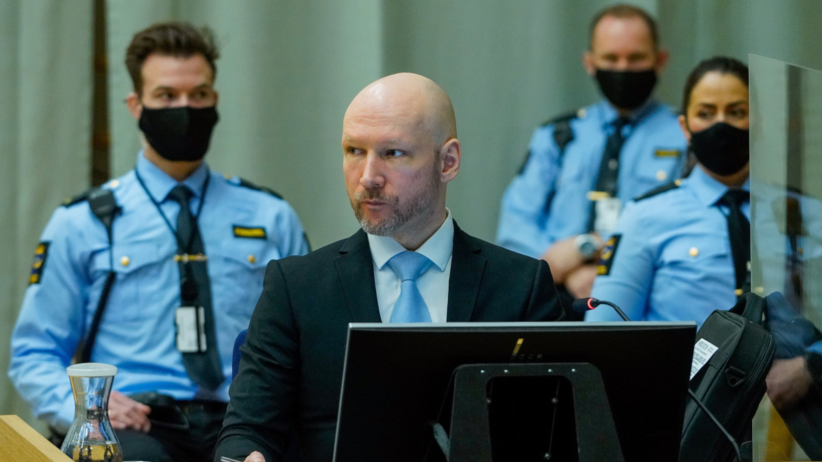 A 2011. július 22-i norvégiai terrortámadások elkövetője, a huszonegy éves börtönbüntetését töltő Anders Behring Breivik (k) a skieni börtön bírósági tárgyalótermében meghallgatásának második napján, 2022. január 19-én. A 77 ember meggyilkolásáért elítélt norvég szélsőjobboldali Breivik bírósági meghallgatása az előző napon kezdődött, miután több mint tízévi börtön után a szabadon bocsátásáért folyamodott.