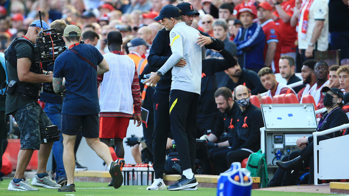 LIVERPOOL, ENGLAND - AUGUST 28: Liverpool manager Jurgen Klopp (L) greets Chelsea manager Thomas Tuchel before the Premier League match between Liverpool and Chelsea at Anfield on August 28, 2021 in Liverpool, England. (Photo by Simon Stacpoole/Offside/Offside via Getty Images)