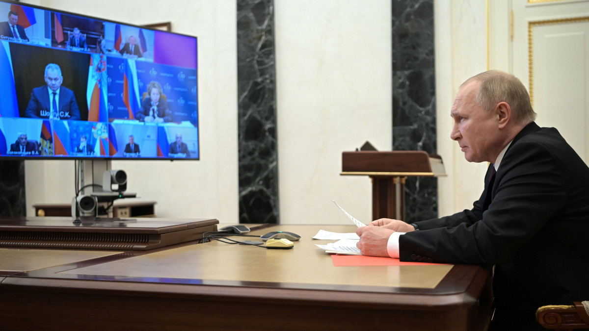Vlagyimir Putyin orosz elnök videókonferencia keretében vezeti az orosz biztonsági tanács ülését a moszkvai Kremlben 2022. január 21-én.