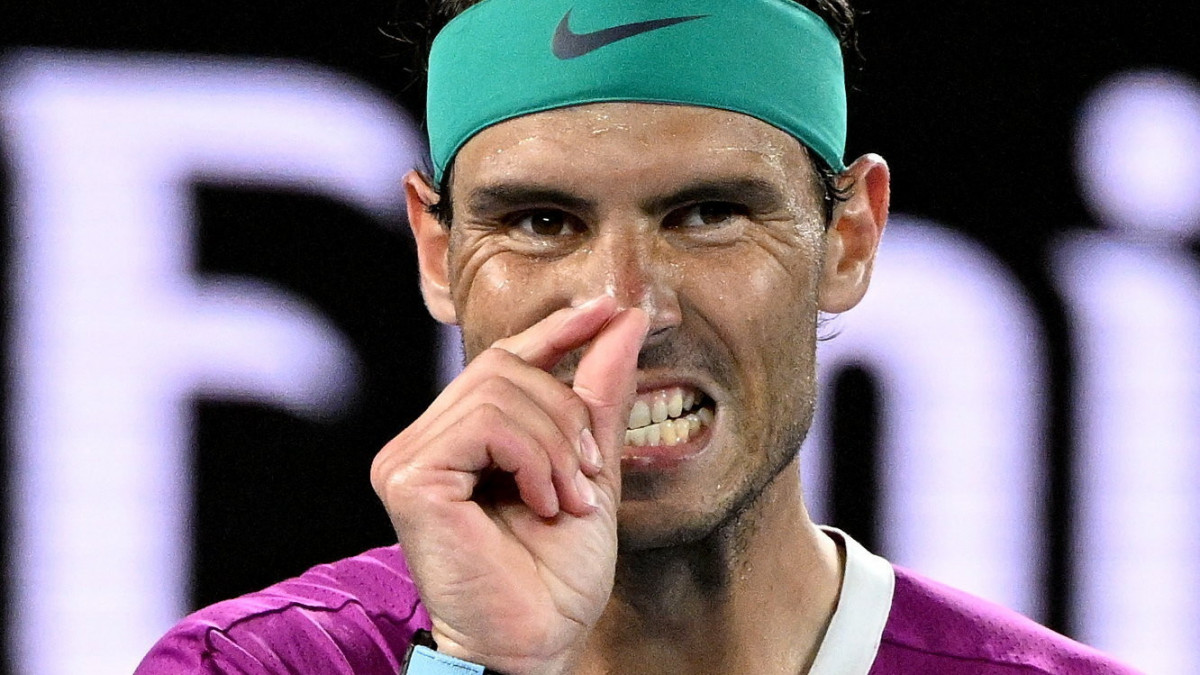 A spanyol Rafael Nadal az orosz Karen Hacsanov ellen játszik az ausztrál nemzetközi teniszbajnokság férfi egyesének harmadik fordulójában Melbourne-ben 2022. január 21-én.
