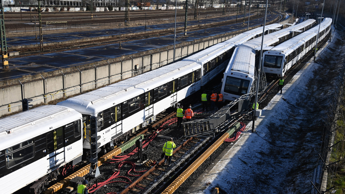 Ütközésben megsérült metrószerelvények a 3-as vonal Kőbánya-Kispest kihúzó szakaszán 2022. január 22-én. Az ütközés éjjel történt utasok által nem használt területen. Utasok nem voltak a szerelvényen, személyi sérülés nem történt.