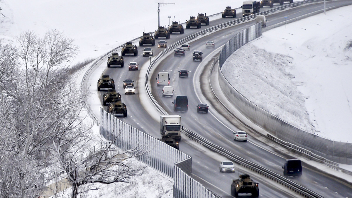 Orosz páncélozott járművekből álló konvoj halad egy autópályán az Oroszország által 2014-ben bekebelezett dél-ukrajnai Krím félszigeten 2022. január 18-án. Oroszország a becslések szerint 100 ezer katonát és harcjárművet vonultatott fel az elmúlt hetekben Ukrajna északi, keleti és déli határa térségében, ami miatt Kijev és a nyugati országok attól tartottak, hogy Moszkva Ukrajna elleni támadásra készül.