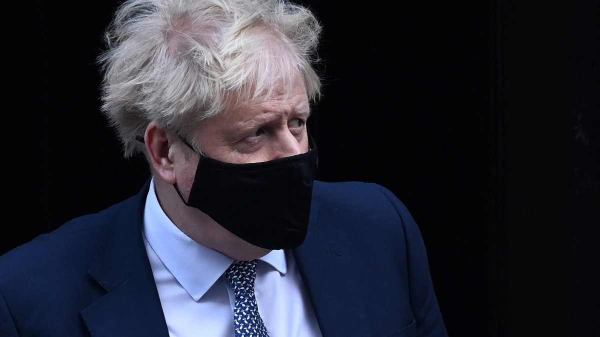 Boris Johnson brit minsizterelnök távozik a londoni kormányfői rezidenciáról, a Downing Street 10-ből 2022. január 12-én. Johnson a nap folyamán elnézést kért a koronavírus-járvány megfékezésére 2020 tavaszán elrendelt zárlat idején rendezett Downing Street-i kerti parti miatt, elismerve, hogy jelen volt az összejövetelen.