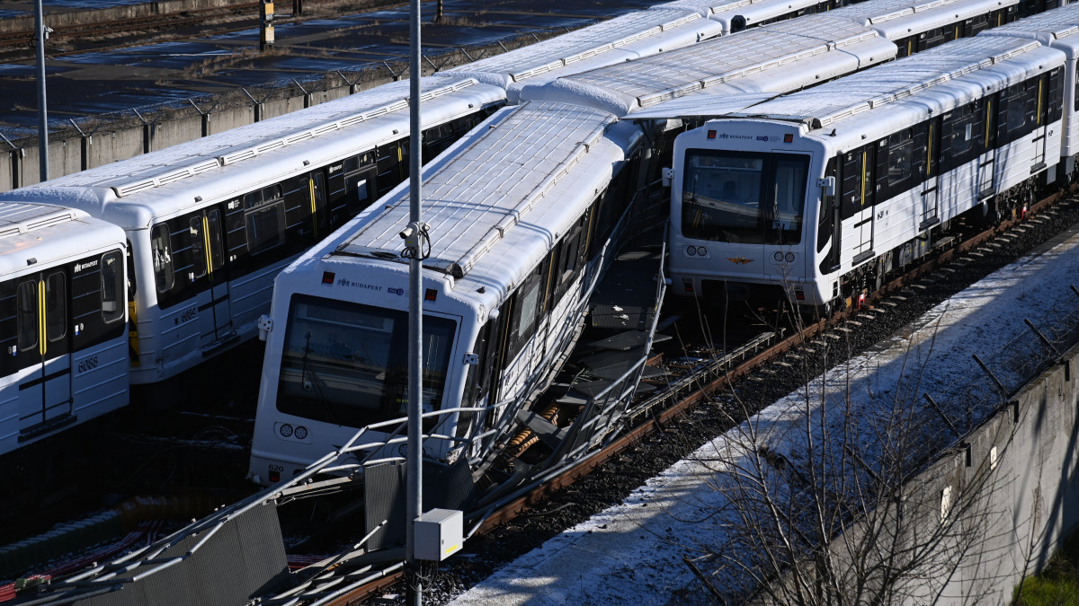 Ütközésben megsérült metrószerelvények a 3-as vonal Kőbánya-Kispest kihúzó szakaszán 2022. január 22-én. Az ütközés éjjel történt utasok által nem használt területen. Utasok nem voltak a szerelvényen, személyi sérülés nem történt.