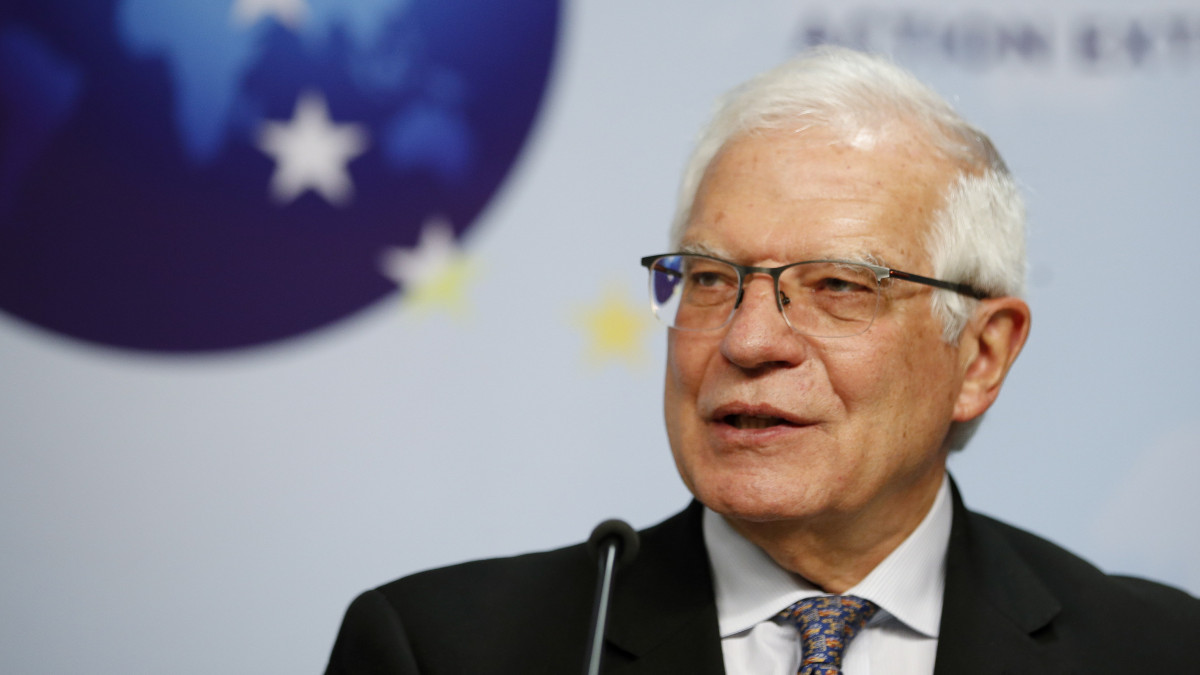 Josep Borrell, az Európai Unió kül- és biztonságpolitikai főképviselője sajtótájékoztatót tart Melanie Joly kanadai külügyminiszterrel (a képen nem látható) Brüsszelben 2022. január 20-án.