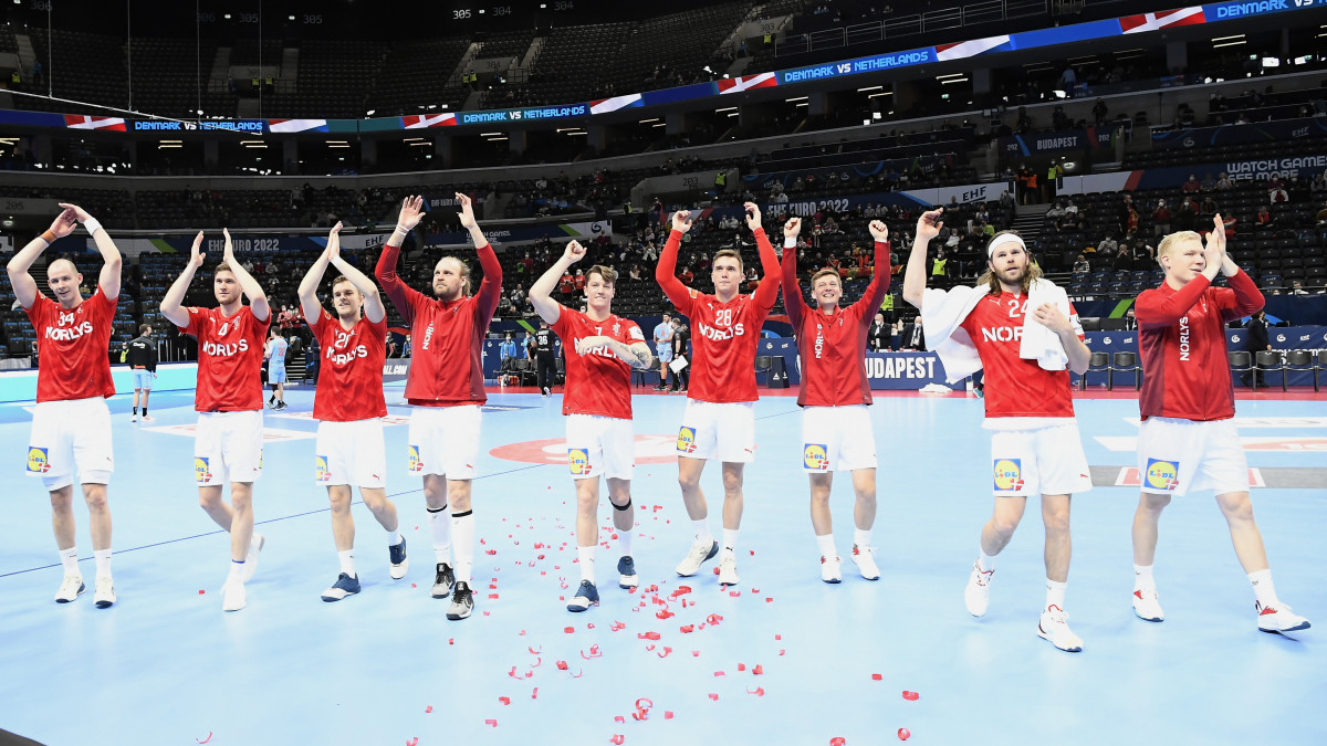 A dán válogatott játékosai ünneplik győzelmüket a magyar-szlovák közös rendezésű férfi kézilabda Európa-bajnokság középdöntőjének 3. fordulójában játszott Dánia - Hollandia mérkőzés végén a budapesti MVM Dome-ban 2022. január 24-én. Dánia 35-23-ra győzött.