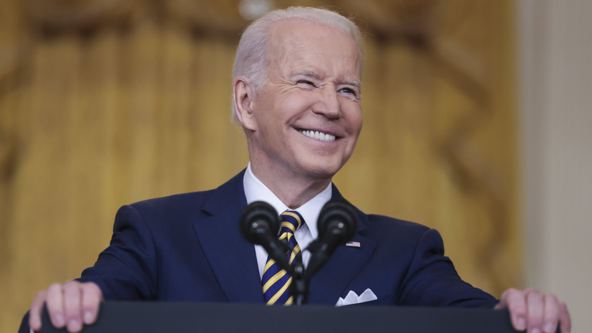 Joe Biden amerikai elnök a hivatalba lépése egyéves évfordulójának alkalmából a washingtoni Fehér Ház Keleti termében tartott sajtóértekezletén 2022. január 19-én.