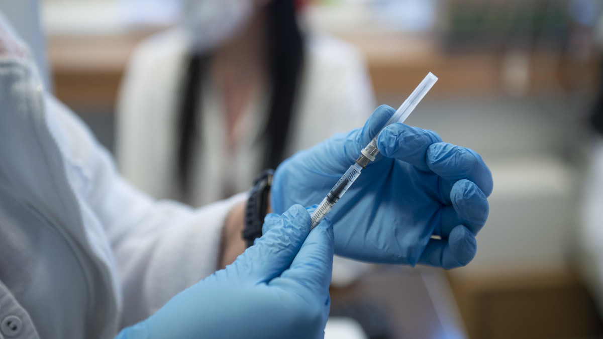 Oltáshoz előkészített, a német-amerikai fejlesztésű Pfizer-BioNTech koronavírus elleni oltóanyagot, a Comirnaty-vakcinát tartalmazó fecskendő a salgótarjáni Szent Lázár Megyei Kórház oltópontján 2022. január 23-án.