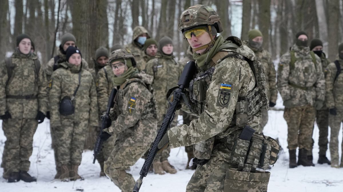 Az ukrán fegyveres erők önkéntes területvédelmi egységének tagjai gyakorlatoznak egy kijevi parkban 2022. január 22-én. Az elmúlt hetekben civilek tucatjai csatlakoztak az ukrán hadsereg tartalékosaihoz egy esetleges orosz inváziótól tartva.