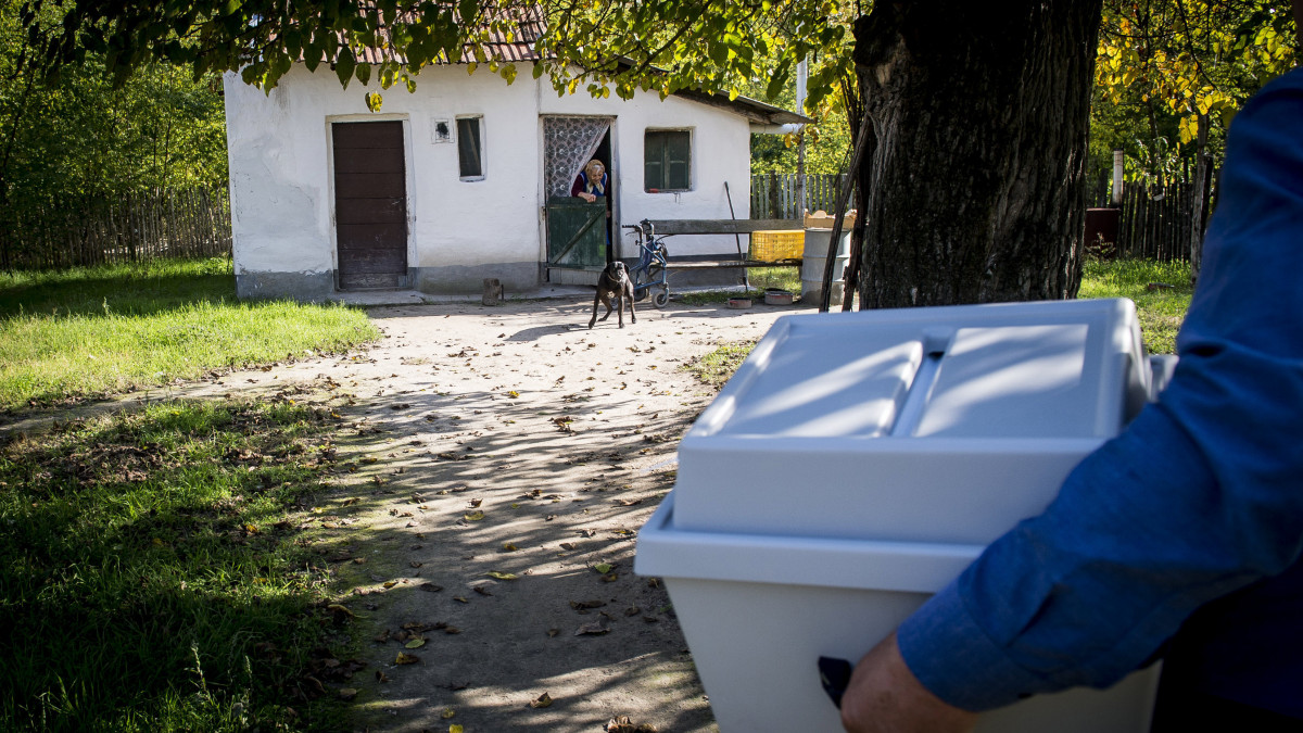 Hajagos-Tóth Antalné fogadja tanyáján a szavazatszámláló bizottság mozgóurnával kiérkező tagjait az önkormányzati választáson a Petőfiszállás 1-es számú szavazókörben 2019. október 13-án.