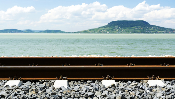 Káoszkalauz: sok vonalon jelentősen késnek a vonatok a szél miatt