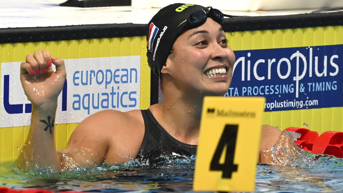 A győztes holland Ranomi Kromowidojo a célban a női 50 méteres pillangóúszás döntőjében a budapesti vizes Európa-bajnokságon a Duna Arénában 2021. május 23-án.