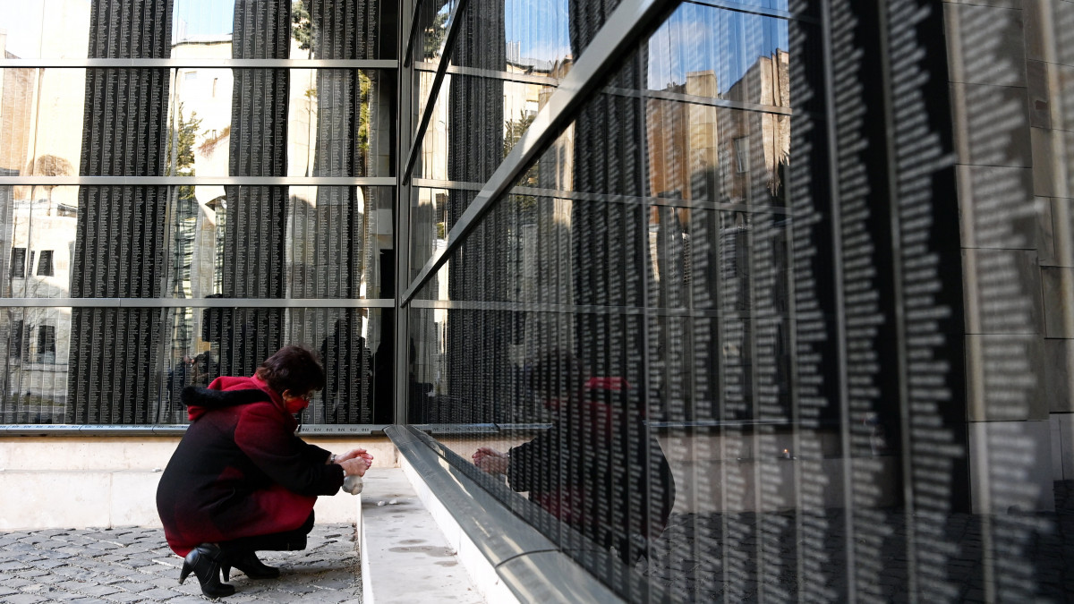 Egy megemlékező a holokauszt áldozatainak nemzetközi emléknapján a Holokauszt Dokumentációs Központ udvarán, az áldozatok emlékfalánál 2022. január 27-én.