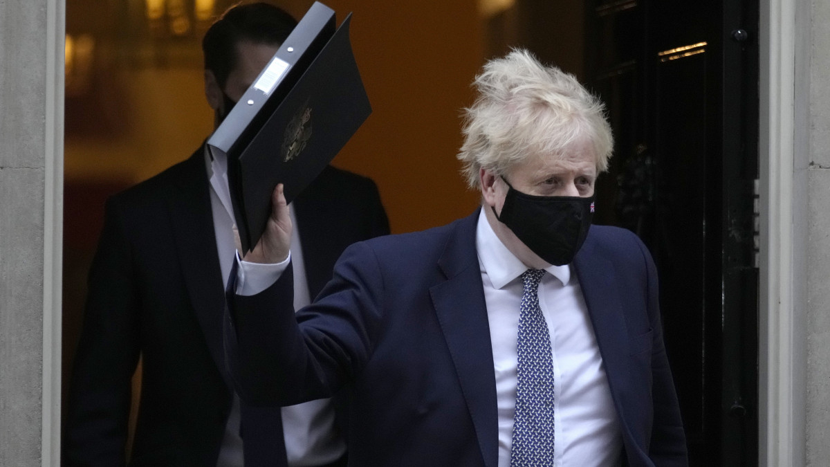Boris Johnson brit miniszterelnök távozik a londoni kormányfői rezidenciáról, a Downing Street 10-ből 2022. január 25-én. Cressida Dick, a Scotland Yard főparancsnoka ezen a napon bejelentette, hogy rendőrségi vizsgálat indult azoknak a partiknak és egyéb összejöveteleknek az ügyében, amelyeket a koronavírus-járvány megfékezésére elrendelt korábbi zárlatok idején rendeztek a londoni miniszterelnöki hivatalban.