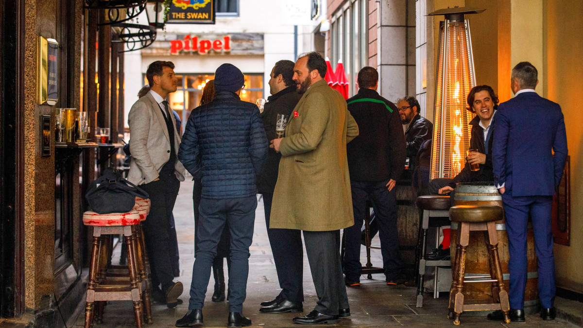 Customers at a pub in the City of London, U.K., on Thursday, Jan. 27, 2022. Most Covid-19 restrictions are being lifted in England over the coming days, Prime MinisterÂ Boris JohnsonÂ said on Jan. 19, as he set out his ambition for a transition to living with the virus -- including the end of mandatory isolation for positive cases -- by the end of March. Photographer: Luke MacGregor/Bloomberg via Getty Images