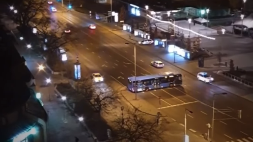 Még egy BKV-buszt is bevetett a rendőrség, hogy megfékezze a hajnali ámokfutót – videó
