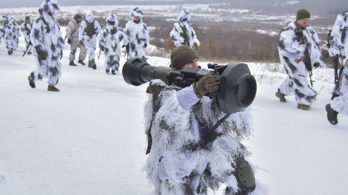 Ukrán katona egy NLAW könnyű, hordozható páncéltörő rakéta használatát gyakorolja a nyugat-ukrajnai Javoriv melletti bázison 2022. január 28-án. A rakétákat január 18-án kezdték szállítani Nagy-Britanniából. Kelet-Ukrajnában 2014 márciusa óta dúl kisebb-nagyobb intenzitású fegyveres konfliktus az oroszbarát szakadárok és az ukrán hadsereg között.