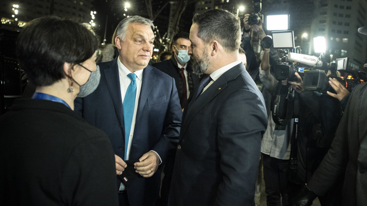 A Miniszterelnöki Sajtóiroda által közreadott képen Orbán Viktor miniszterelnök (k) és Santiago Abascal, a spanyol VOX párt elnöke az európai konzervatív pártvezetők találkozóját megelőzően tartott megbeszélésük előtt Madridban 2022. január 28-án.