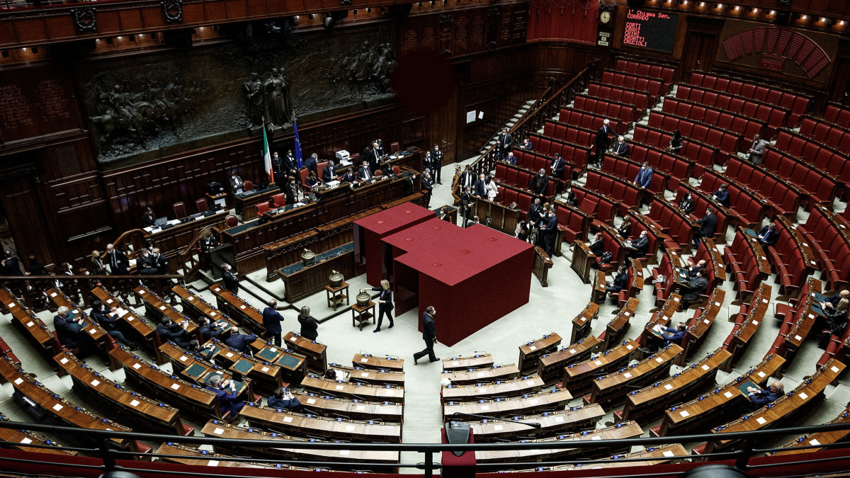 A római parlament alsóházi terme az olasz elnökválasztás harmadik fordulója napján, 2022. január 26-án. Az első két szavazási forduló eredménytelennek bizonyult, mivel a szavazásra jogosultak többsége ismét fehér cédulát dobott be az urnába. A jelöltállítás nélkül kezdődött többfordulós szavazáson 1946 óta a tizenharmadik államfőt választják meg a hétéves mandátuma végén leköszönő Sergio Mattarella utódjának.