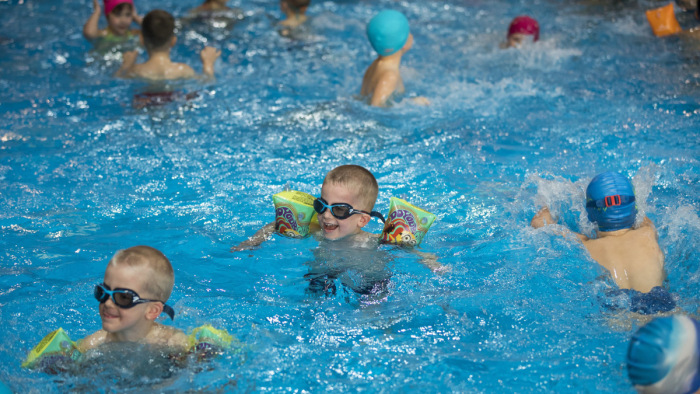 Állami program keretében tanítják úszni a gyerekeket februártól
