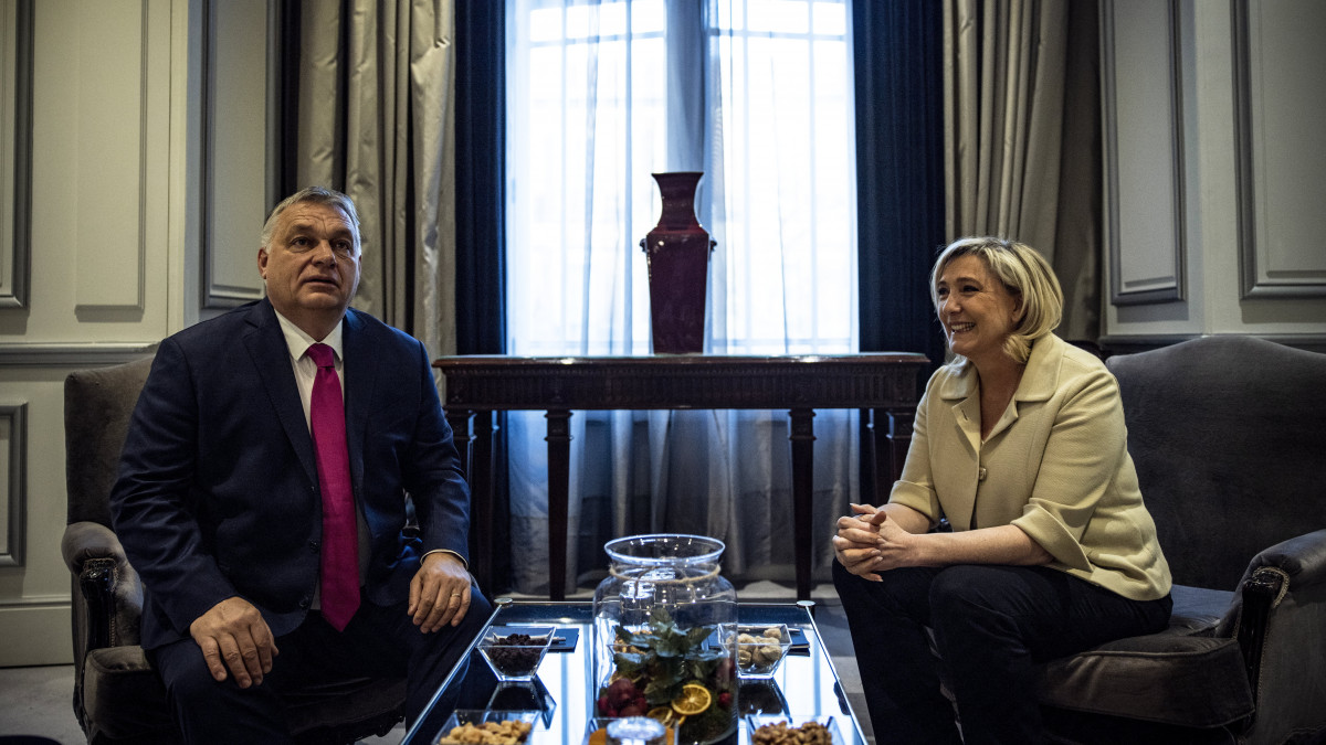 A Miniszterelnöki Sajtóiroda által közreadott képen Orbán Viktor miniszterelnök és Marine Le Pen, a francia ellenzéki Nemzeti Tömörülés párt vezetője és elnökjelöltje tárgyal az európai konzervatív pártvezetők találkozóján Madridban 2022. január 29-én.