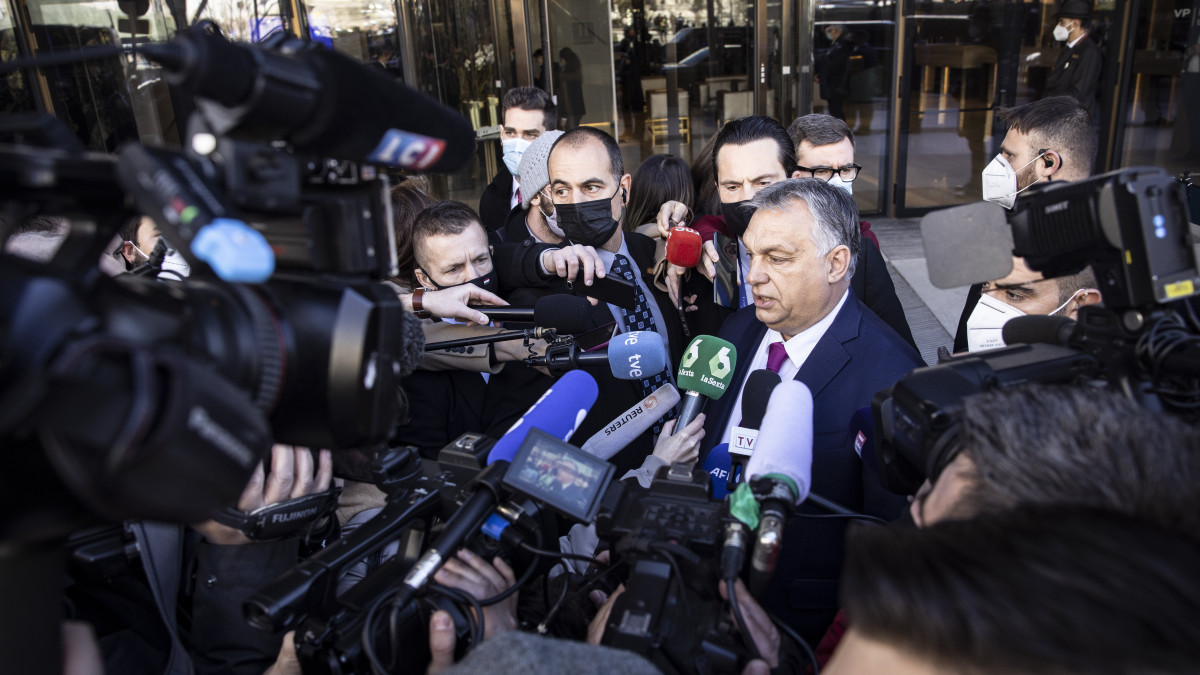 A Miniszterelnöki Sajtóiroda által közreadott képen Orbán Viktor miniszterelnök (k) nyilatkozik a sajtónak az európai konzervatív pártvezetők találkozóján Madridban 2022. január 29-én. A kormányfő mögött balra Havasi Bertalan, a Miniszterelnöki Sajtóiroda vezetője.