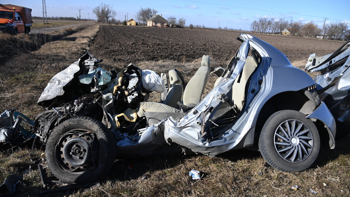 Összeroncsolódott személyautó Cegléd közelében, a 311-es úton, miután a gépjármű összeütközött egy kamionnal 2022. január 30-án. A balesetben az autójába beszorult 67 éves sofőr életét vesztette.