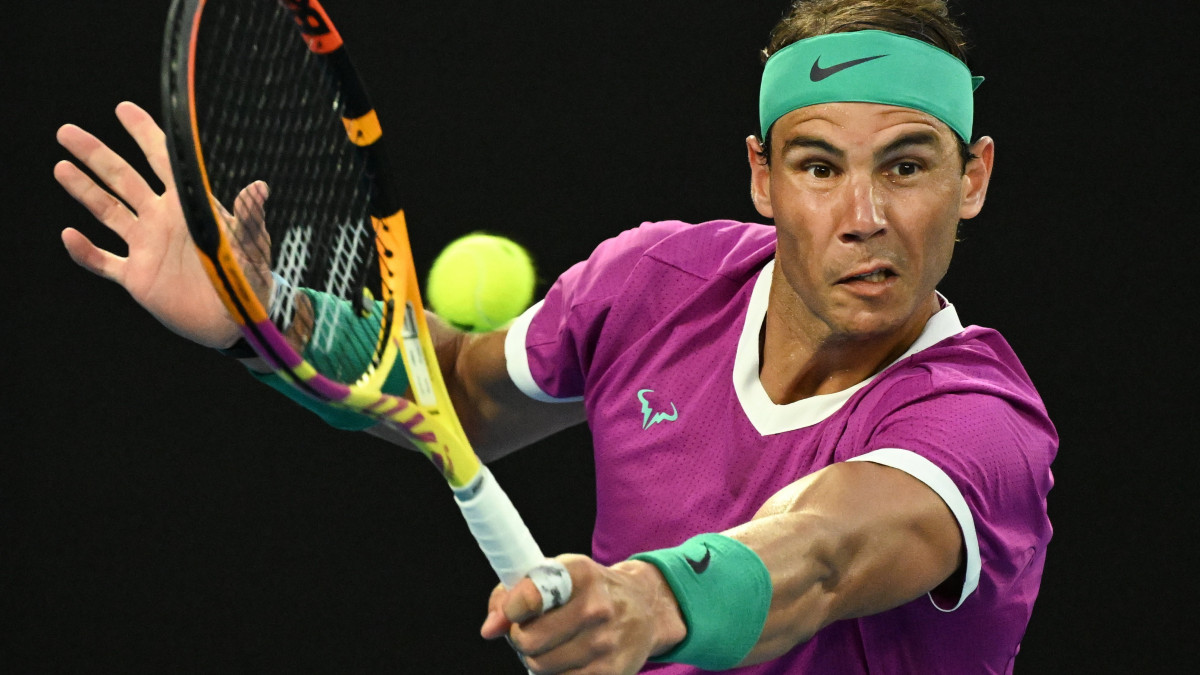 A spanyol Rafael Nadal az orosz Danyiil Medvegyev ellen játszik az ausztrál nemzetközi teniszbajnokság férfi egyesének döntőjében Melbourne-ben 2022. január 30-án.