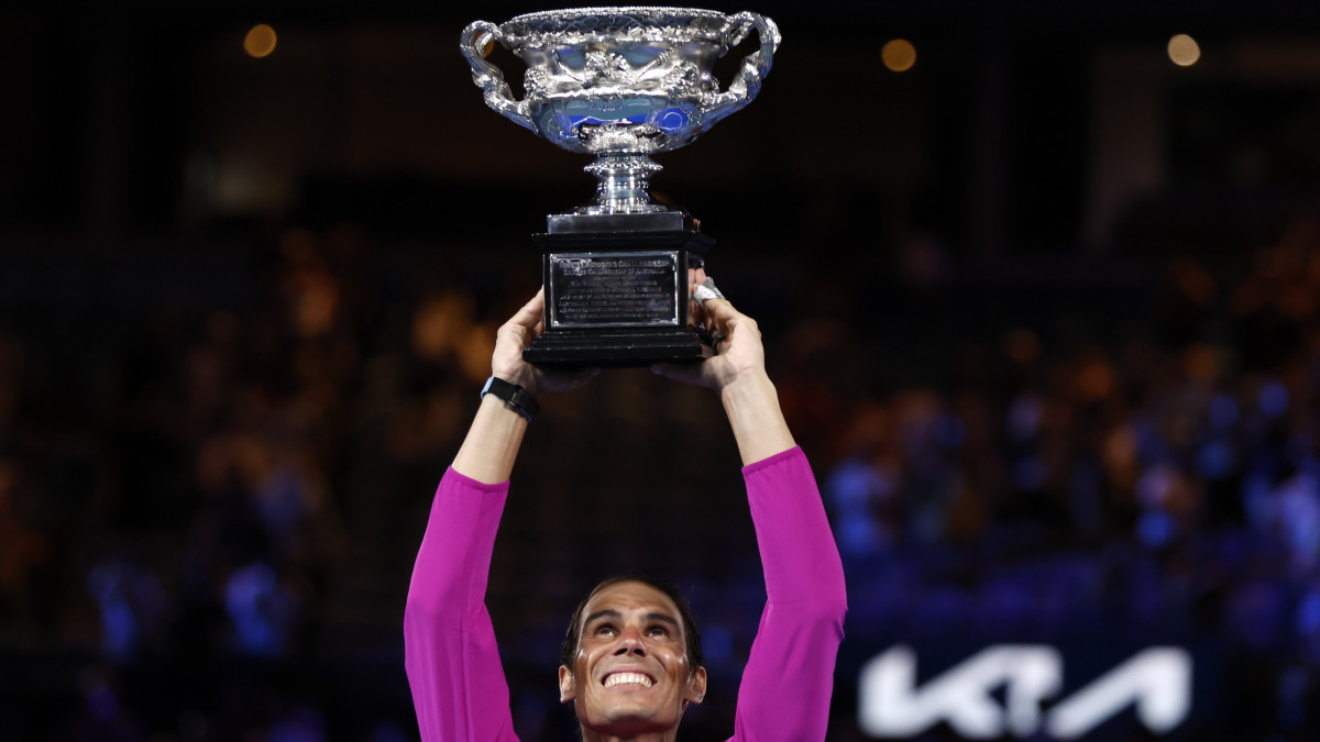 A spanyol Rafael Nadal ünnepel a bajnoki trófeával, miután 2:6, 6:7, 6:4, 6:4, 7:5 arányban legyőzte az orosz Danyiil Medvegyevet az ausztrál nemzetközi teniszbajnokság férfi egyesének döntőjében Melbourne-ben 2022. január 30-án.